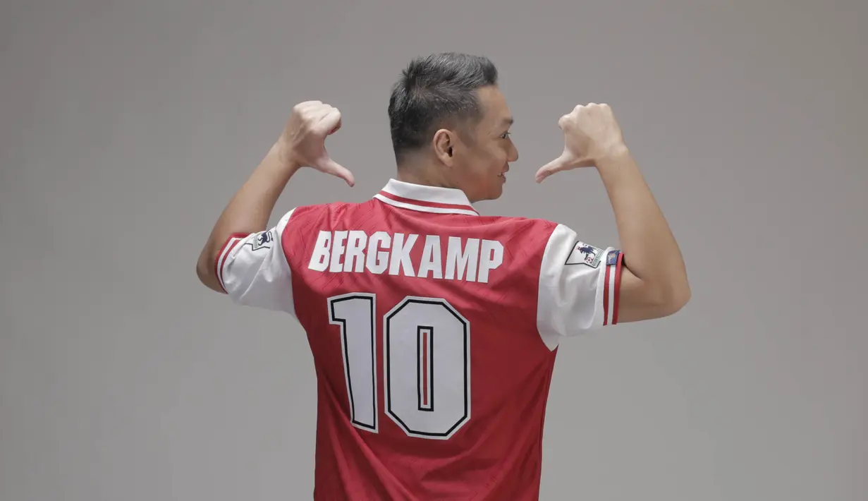 Rubrik Sport Seleb, Selasa, (30/05/2017), menampilkan presenter olahraga, Edwin Setyadinata yang merupakan fans berat Arsenal. (Bola.com/M Iqbal Ichsan)