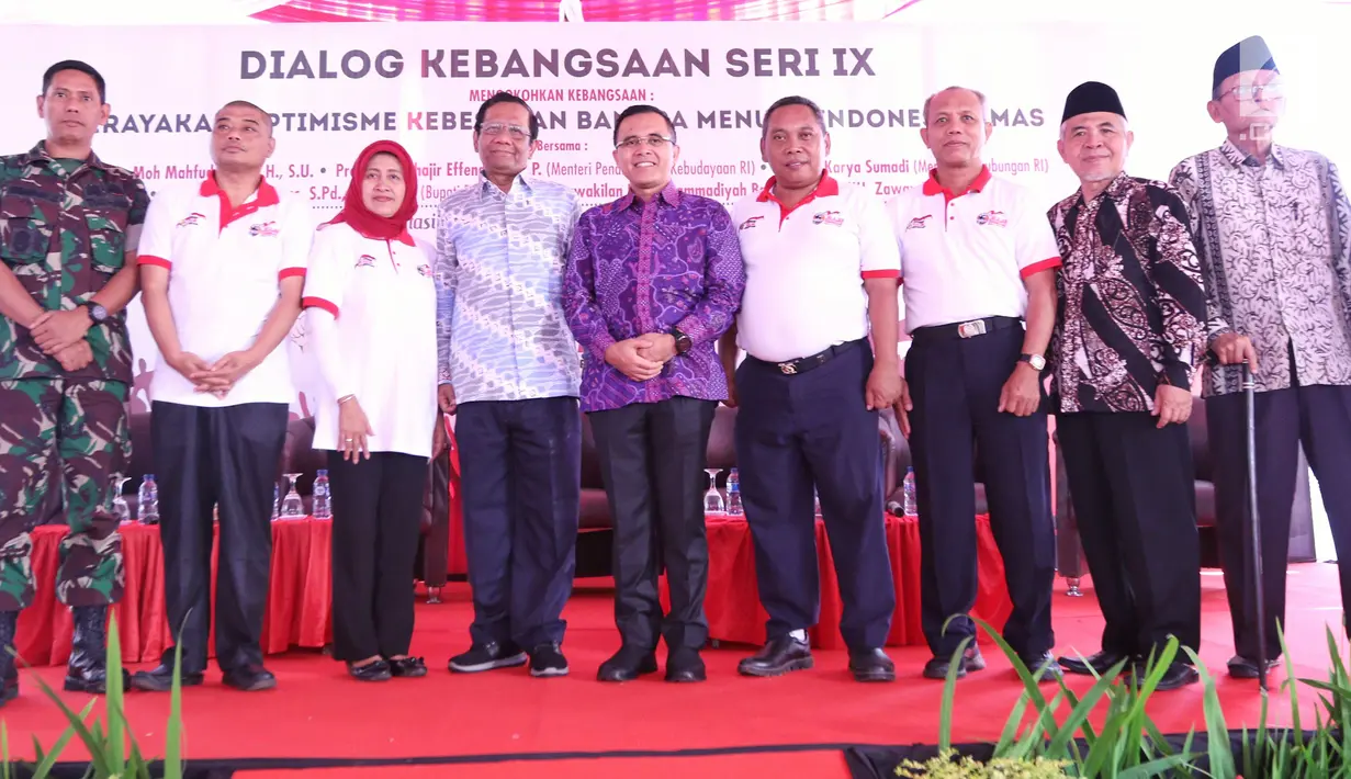 Ketua Gerakan Suluh Kebangsaan Mafud MD foto bersama dengan Romo Benny dan Bupati Banyuwangi Abdullah Azwar Anas saat penutupan Jelajah Kebangsaan di Stasiun Banyuwangi, Jawa Timur, Jumat (22/2). (Liputan6.com/JohanTallo)