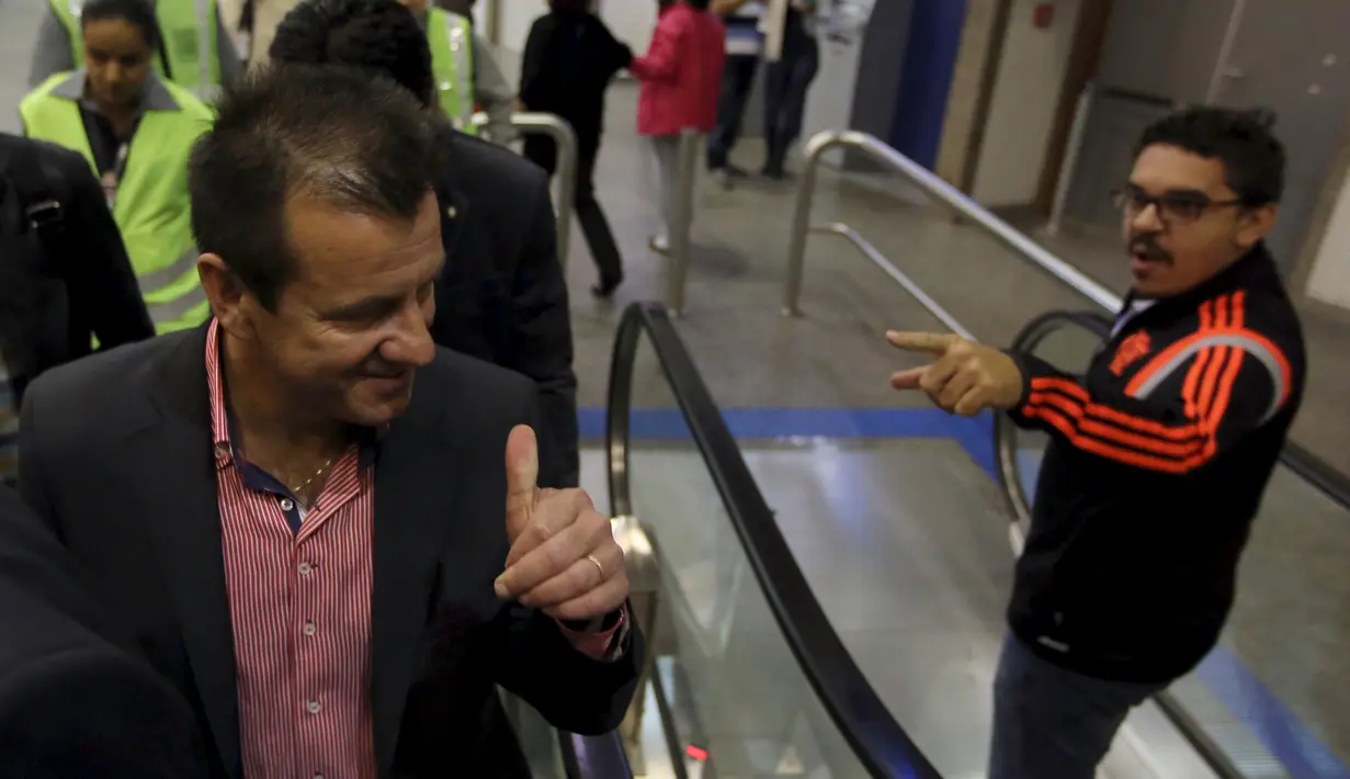 Pelatih Brasil, Carlos Dunga (kiri) menyapa fans usai mengikuti turnamaen Copa Amerika 2015 di bandara Guarulhos International, Sao Paulo, Brasil, (28/6/2015). Brasil Kalah di perempat final melawan Paraguay dalam adu Penalti. (REUTERS/Paulo Whitaker)