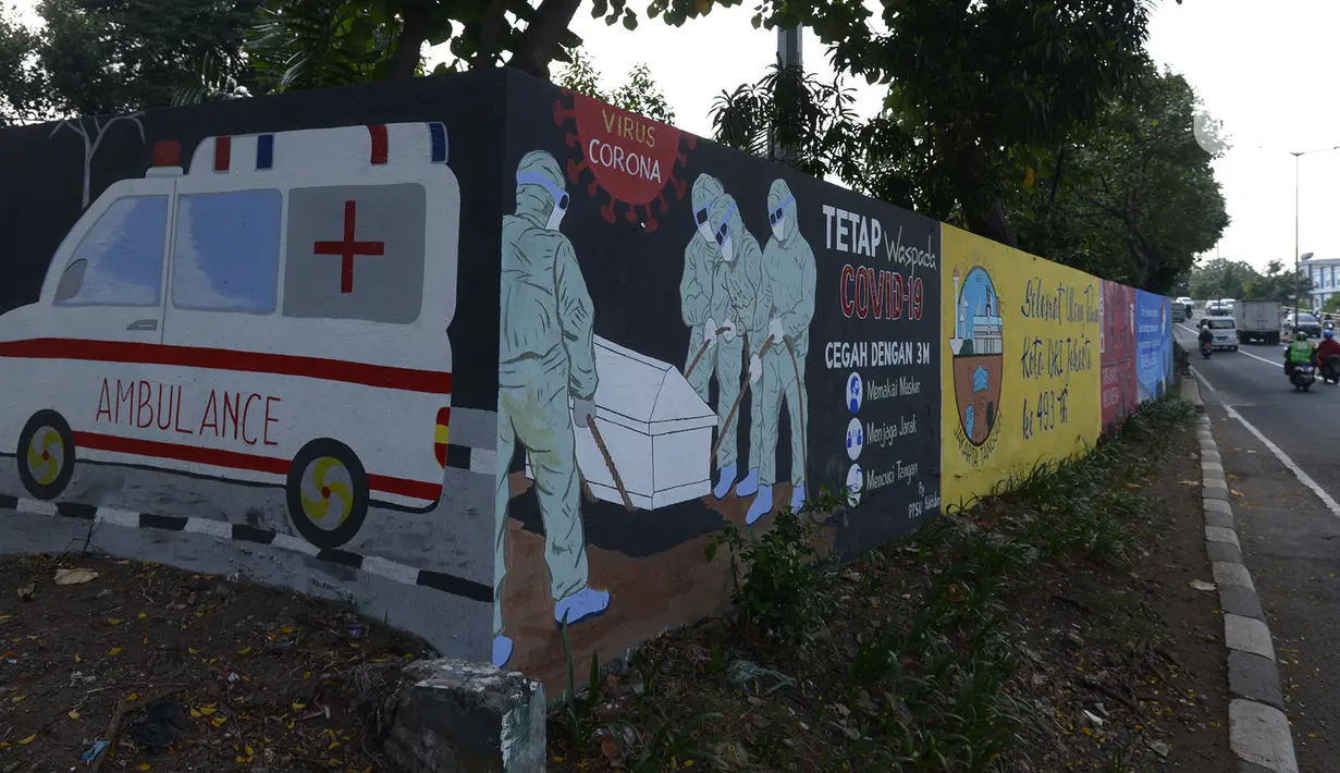 Mural bertemakan COVID-19 menghiasi dinding di kawasan Manggarai, Bukit Duri, Jakarta, Jumat (28/8/2020). Mural tersebut dibuat untuk meningkatkan kepatuhan masyarakat akan protokol kesehatan karena kasus COVID-19 nasional terus meningkat. (merdeka.com/Imam Buhori)