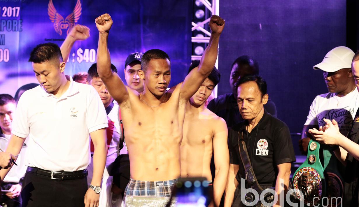 Daud Yordan saat melakukan timbang badang jelang berlaga pada ajang "Battle of Champions, Road To Glory" di Shanghai Dolly, Singapura, Jumat (24/3/2017).  Daud Yordan akan melawan  petinju Thailand Campee Phayom (Bola.com/Nicklas Hanoatubun)