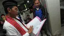 Mantan Wali Kota Solo itu terlihat mengobrol dengan warga yang tengah mengurus surat-surat di kantor Kecamatan Pasar Minggu, Jakarta, Jumat (23/5/14). (Liputan6.com/Herman Zakharia)