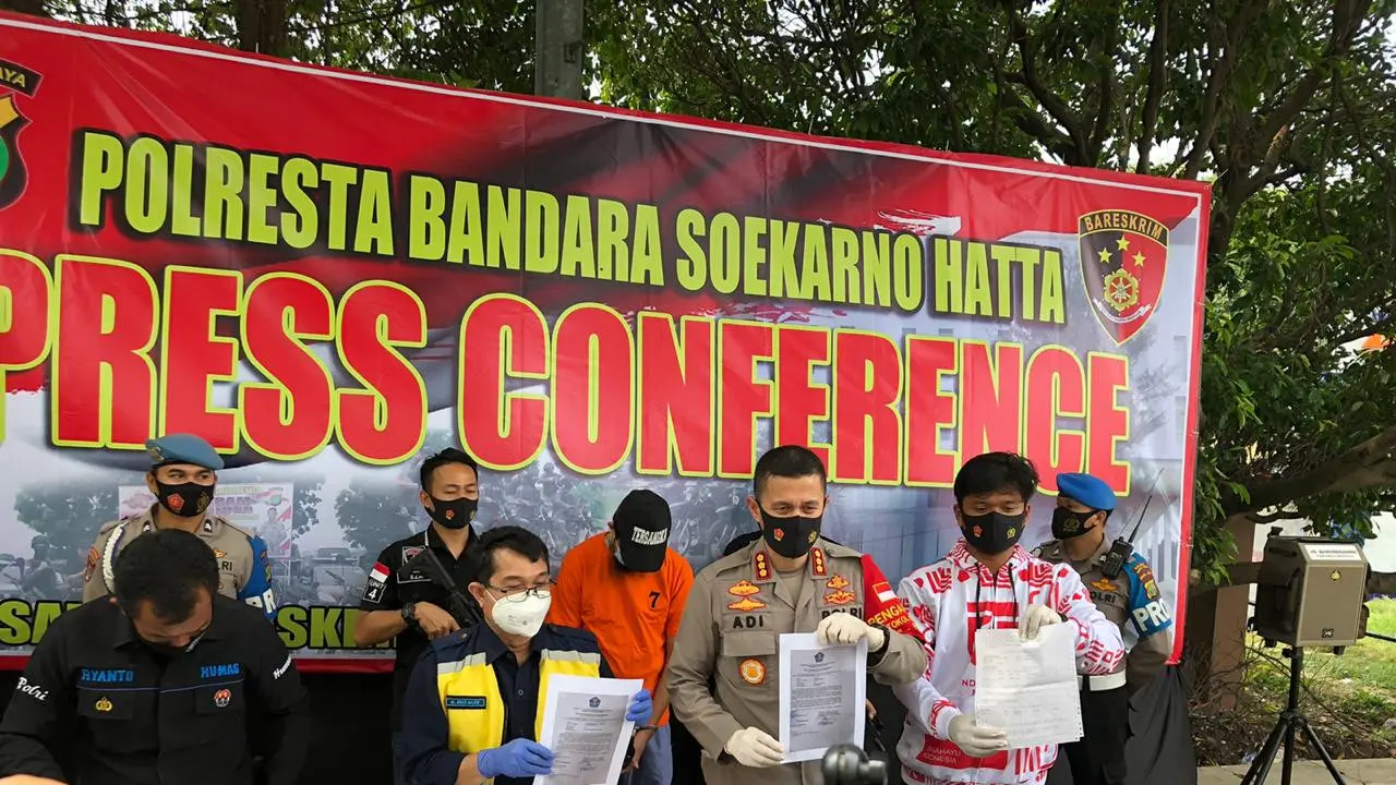 POlisi bandara Soetta menangkap penumpang pesawat yang palsu swab tes (Pramita/Liputan6.com)