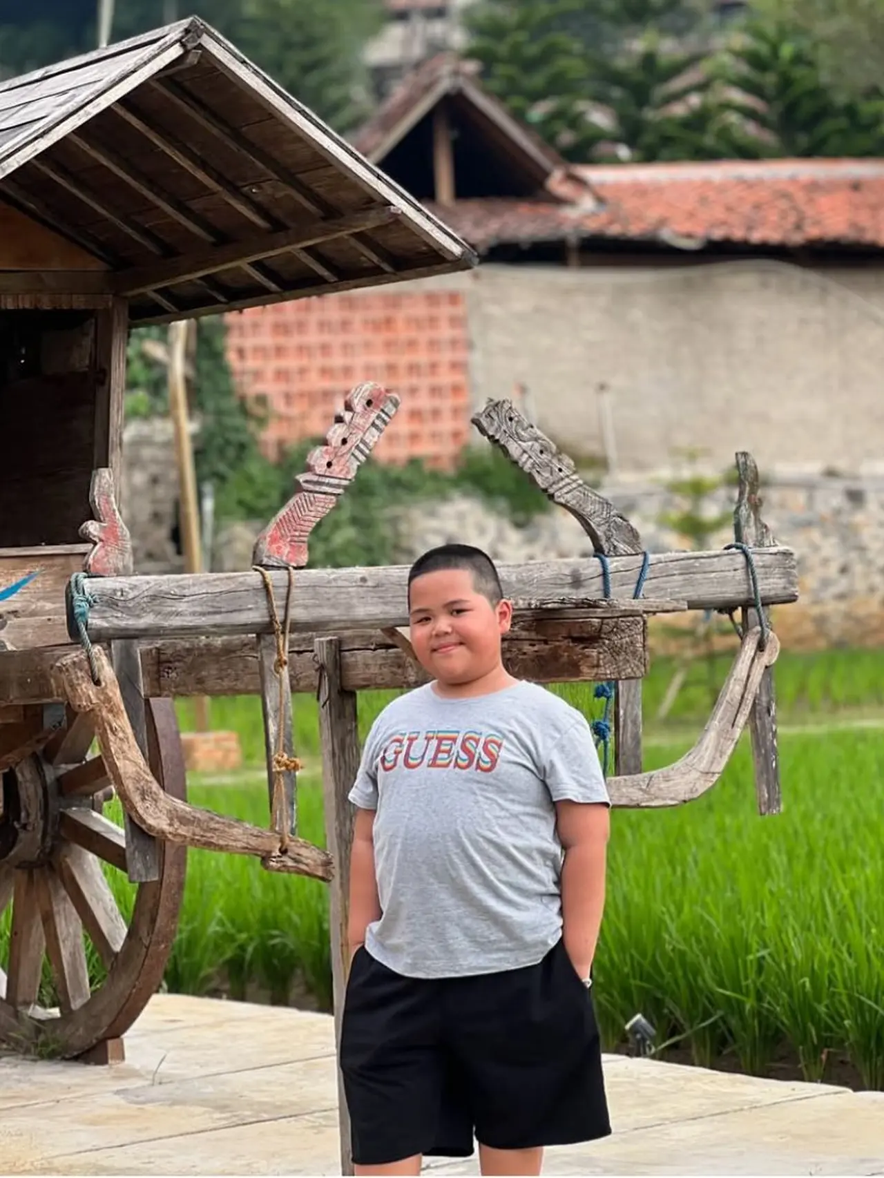 6 Penampilan Terkini Tatan Bocah Lucu yang Viral Stiker WhatsApp, Bikin ...