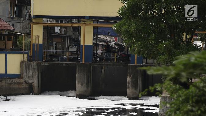 Buih terlihat di aliran Kali Duri yang berwarna hitam di kawasan Jakarta Barat, Sabtu (24/11). Dinas Lingkungan Hidup DKI Jakarta mengungkapkan bahwa sebanyak 61 persen aliran sungai di Jakarta mengalami pencamaran berat. (Liputan6.com/Herman Zakharia)