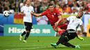 Bek Jerman, Jerome Boateng (kanan), menghalau bola tembakan striker Polandia, Robert Lewandowski, pada laga kedua Grup C Piala Eropa 2016 di Stade de France, Jumat (17/6/2016) dini hari WIB. (AFP/Franck Fife))