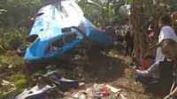 Bus wisata terguling dan masuk ke jurang sedalam 30 meter di Cikidang, Sukabumi. (Liputan6.com/Mulvi Mohammad)