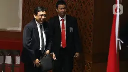 Ketua KPU Bali, I Dewa Kade Wiarsa Raka Sandi menghadiri rapat paripurna ke-11‬‬ masa persidangan 2 tahun 2019-2020 di Kompleks Parlemen, Senayan, Kamis (27/2/2020). DPR mengesahkan Raka Sandi menjadi komisioner KPU menggantikan Wahyu Setiawan yang terjerat kasus suap. (Liputan6.com/Johan Tallo)