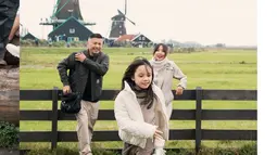 Gisel, Gading dan putri mereka, Gempita menyempatkan berlibur ke Zaanse Schans, Belanda. (Foto: Instagram/ gisel_la)