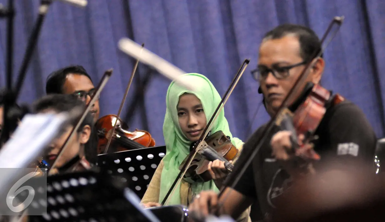 Pemain musik dari Erwin Gutawa & Orchestra melakukan latihan bersama di studio Erwin Gutawa, Jakarta.  Jumat (21/08/2015). Sejumlah artis papan atas Indonesia akan memeriahkan HUT SCTV nanti. (Liputan6.com/Panji Diksana)