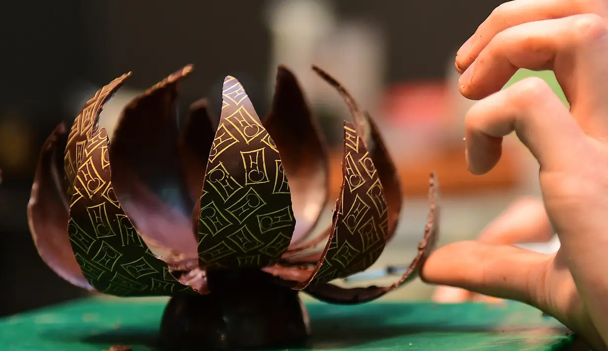 Coklat berbentuk bunga yang ditampilkan dalam acara Brussels Chocolate Fair di Brussels, Belgia (10/2). Selain pameran coklat, acara ini juga menggelar peragaan busana yang terbuat dari coklat. (AFP/Emmanuel Dunand)