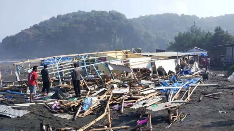 Pantai Widarapayung, Cilacap porakporanda dihantam gelombang tinggi laut selatan. (Foto: Liputan6.com/BPBD Cilacap/Muhamad Ridlo)