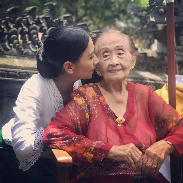 6 Momen Kedekatan Ayu Laksmi dengan Ibundanya, Pemeran Ibu 'Pengabdi Setan'