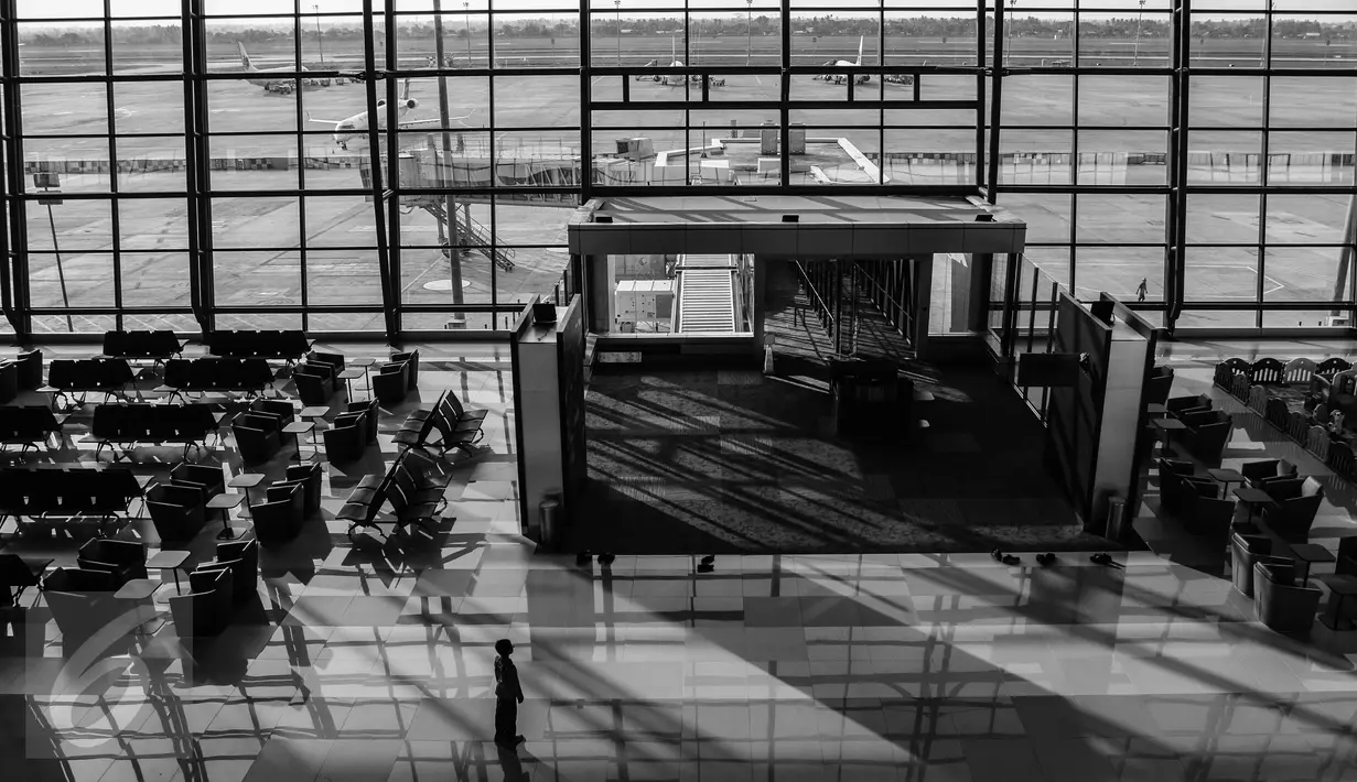 Suasana ruang tunggu Terminal 3 Ultimate Bandara Soekarno-Hatta, Cengkareng, Tangerang, Banten, Minggu (24/7). Art and culture menjadi konsep yang diusung Terminal 3 yang baru di mana dipasang beberapa lukisan dan patung Garuda (Liputan6.com/Fery Pradolo)