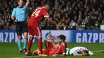 Gelandang Bayern Munchen, Javier Martinez (tengah) terlihat kesakitan setelah mencetak gol ke gawang Celtic pada pertandingan grup B Liga Champions di Celtic Park di Glasgow (31/10). (AFP Photo/Paul Ellis)