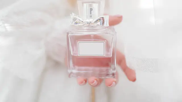 Mulailah layering parfum untuk mendapatkan perpaduan wangi yang unik dan personal