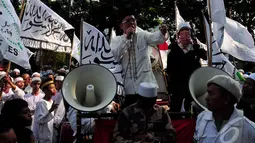 Ratusan orang yang mengenakan baju koko dan peci putih ini menuntut agar DPRD tak menjadikan Ahok sebagai gubernur menggantikan Jokowi, Jakarta, (17/10/14). (Liputan6.com/Johan Tallo)