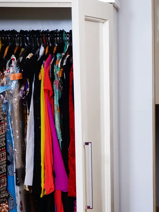 Di tengah-tengah pengambilan gambar bersama Vidio.com, Nikita Mirzani terlihat bersemangat dengan kesibukan barunya ini. Ia pun tak segan untuk memamerkan tato yang menghiasi punggungnya tersebut. (Adit SCM/Bintang.com)