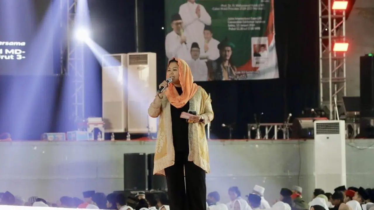 Putri dari Presiden ke-4 KH Abdurrahman Wahid atau Gus Dur Yenny Wahid.