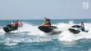 Para pemain jet ski SCI melakukan aksi saat konvoi menuju Pulau Pramuka pada acara SCI Peduli 2017 di Jakarta, Sabtu (17/6). Konvoi tersebut juga sebagai ajang silaturahmi dengan warga Kepulauan Seribu. (Liputan6.com)