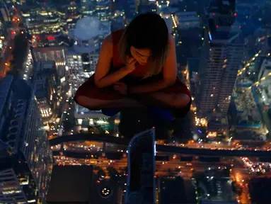 Wisatawan melihat pemandangan Kota Bangkok dari dek kaca gedung King Power Mahanakhon, Thailand, Rabu (21/11). Gedung King Power Mahanakhon saat ini menjadi yang paling tinggi di Thailand. (AP Photo/Sakchai Lalit)