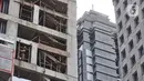 Pekerja menyelesaikan pembangunan gedung tingkat di kawasan Jalan Jenderal Sudirman, Jakarta, Selasa (21/1/2020). Kementerian Koordinator Bidang Perekonomian akan mengatur upah minimum pekerja dan rencana skema upah per jam dalam Draf RUU Omnibus Law Cipta Lapangan Kerja. (merdeka.com/Iqbal Nugroho)