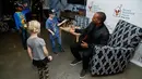 Senyum bintang Avengers Infinity War, Anthony Mackie menyapa anak-anak saat membagikan mainan di Ronald McDonald House, New York, AS, Kamis (19/4). Mainan yang dibagikan disumbangkan dari Hasbro. (LARS NIKI / GETTY IMAGES NORTH AMERICA / AFP)