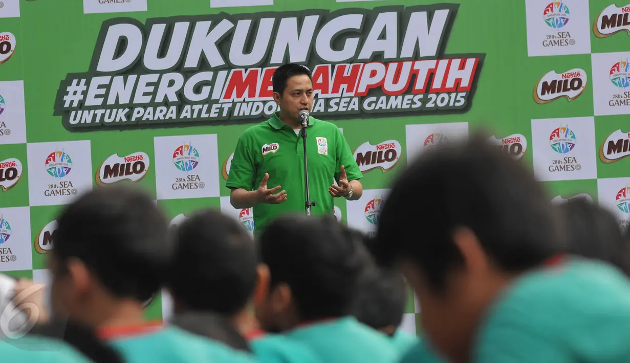 Ricky Subagja bersama puluhan siswa SD di kawasan Jakarta Selatan ambil bagian dalam ‘Gerakan Energi Merah Putih untuk Indonesia’, Jakarta, Kamis (28/5/2015). (Liputan6.com/Herman Zakharia)
