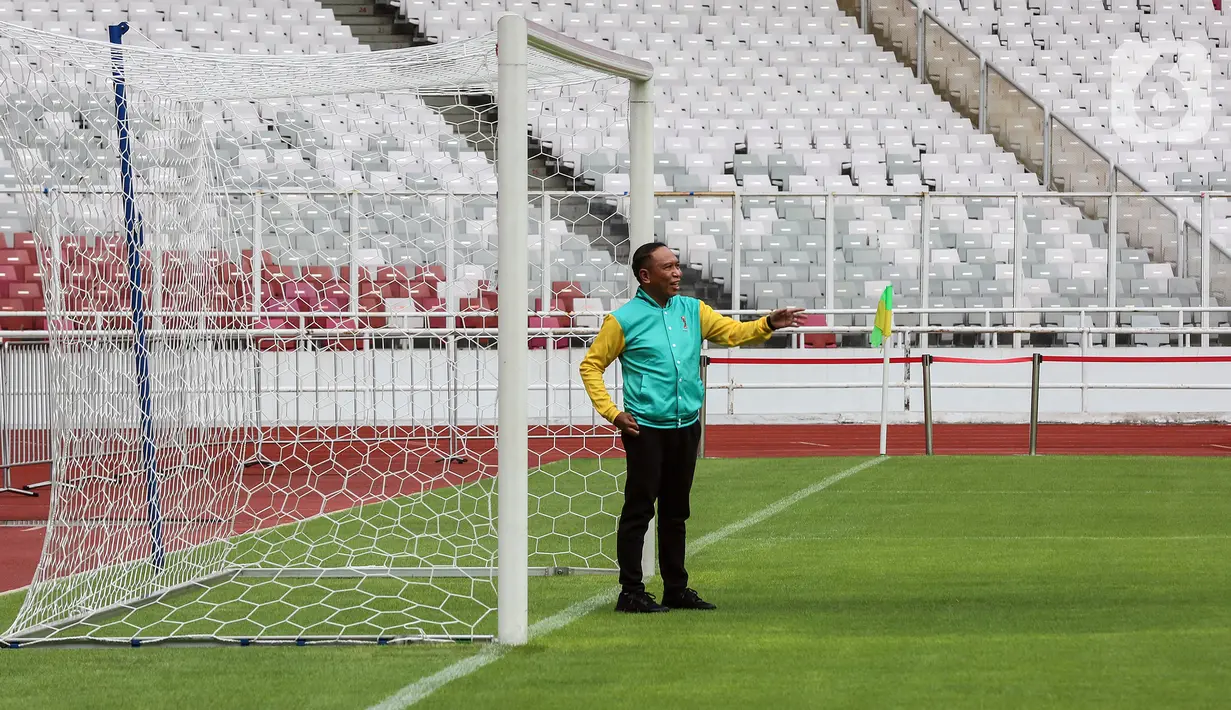Menteri Pemuda dan Olahraga Zainudin Amali menjadi penjaga gawang saat Hitung Mundur 100 Hari Menuju Piala Dunia U-20 di Stadion Utama Gelora Bung Karno, Jakarta, Kamis (9/2/2022). Piala Dunia U-20 2023 akan digelar di Indonesia mulai 20 Mei hingga 11 Juni mendatang di Stadion Utama Gelora Bung Karno. (Liputan6.com/Johan Tallo)
