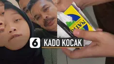 Seorang remaja perempuan membagikan momen saat mendapat kado dari ayahnya yang hanya kertas dilakban. Tapi ternyata isinya tidak disangka-sangka.