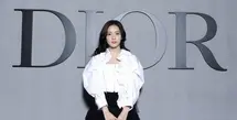 Brand ambassador Dior, Jisoo Blackpink kembali hadir di Paris Fashion Week. Kali ini member Blackpink ini tampil dengan busana monokrom. [@sooyaaa__]