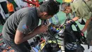 Tim Penyelam Basarnas melakukan persiapan pencarian korban pesawat AirAsia QZ8501 di perairan selat Karimata Kalimantan Tengah, Jumat (2/1/2015). Beberapa penyelam mengecek kesiapan peralatan di atas KM SAR Purworejo. (Liputan6.com/Herman Zakharia)