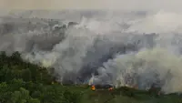 Foto udara menunjukkan kebakaran hutan dan lahan yang menyebar di Ogan Ilir, Sumatra Selatan, pada 14 September 2023. (Al ZULKIFLI/AFP)
