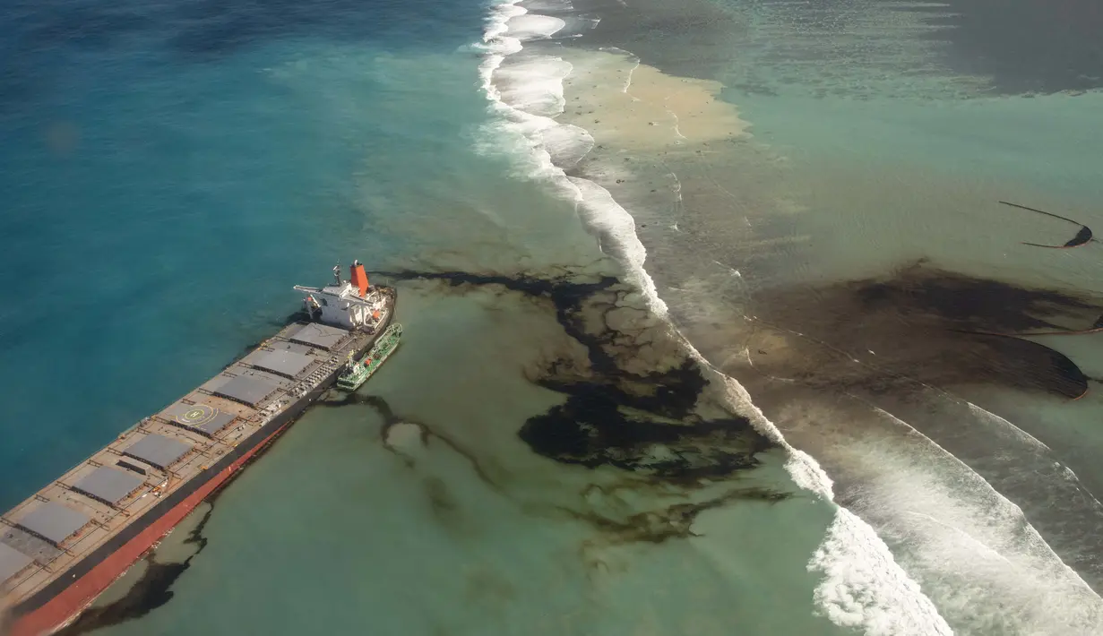 Tumpahan minyak mencemari lepas pantai tenggara Mauritius, Minggu (9/8/2020). Mauritius memberlakukan status darurat setelah kapal Jepang, MV Wakashio, kandas dan menumpahkan 1.000 metrik ton minyak mentah. (Gwendoline Defente/EMAE via AP)