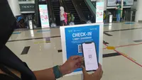 Pengunjung dan juga pegawai mal wajib mengunduh aplikasi Pedulilindungi sebagai proses skrining saa mal di Kota Tangerang kembali dibuka. (Foto:Liputan6/Pramita Tristiawati)