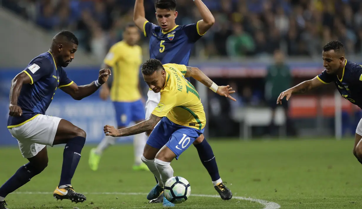 Bintang Brasil, Neymar berusaha melewati adangan para pemain Ekuador pada laga kualifikasi Piala Dunia 2018 zona CONMEBOL di Porto Alegre, Brasil, (31/8/2017). Brasil menang 2-0. (AP/Andre Penner)