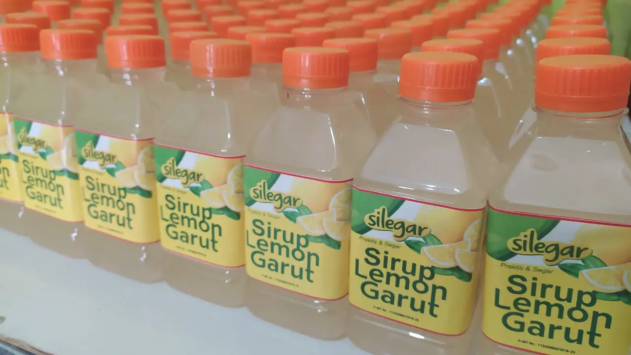 Ribuan botol Silegar kaya vitamin C yang berasal dari bulir jeruk lemon California siap edar untuk konsumen.