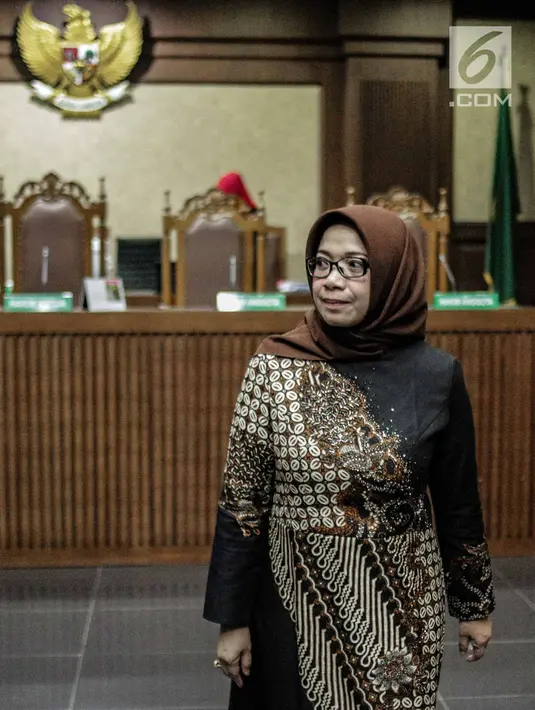 Terdakwa kasus suap proyek pembangunan PLTU Riau-1 Eni Maulani Saragih seusai sidang putusan di Pengadilan Tipikor, Jakarta, Jumat (1/3). Selain pidana penjara, hakim juga mencabut hak politik Eni Saragih selama tiga tahun. (Liputan6.com/Faizal Fanani)