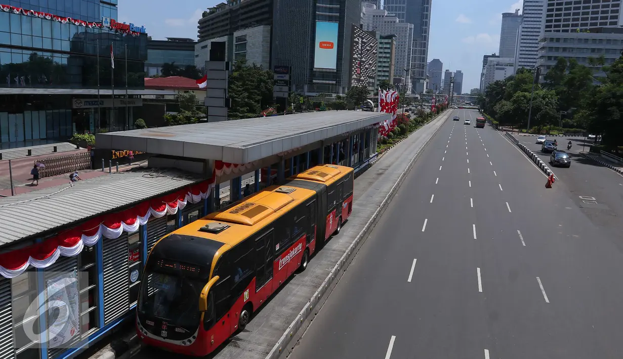 Suasana jalan lengang di Jakarta, Rabu (17/8). Peringatan HUT RI ke-71 membuat sejumlah ruas jalan di Jakarta menjadi lengang. (Liputan6.com/Angga Yuniar)