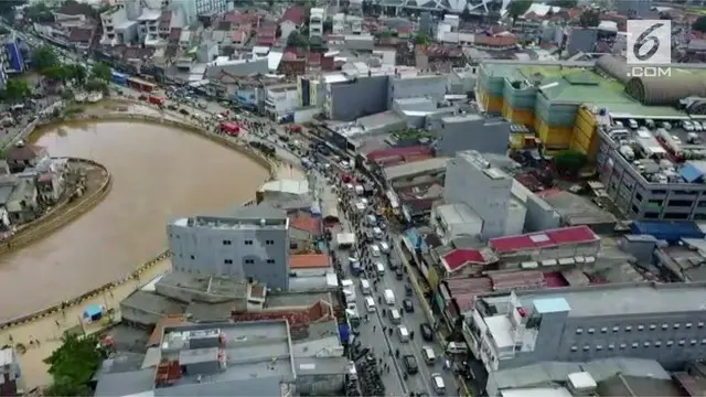 Banjir di Jatinegara perlahan mulai surut. Jalanan yang tadinya tak bisa dilewati kini sudah secara penuh dibuka.