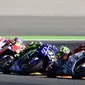 Pebalap Movistar Yamaha, Valentino Rossi, berusaha membalap pebalap Ducati, Jorge Lorenzo pada GP Aragon di Sirkuit Motorland, Alcaniz, Minggu (24/9/2017). Lorenzo finis ketiga dengan waktu 42 menit 8,844 detik. (AFP/Javier Soriano)