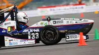 Arjuna EV, mobil listrik dari tim mahasiswa UGM menorehkan prestasi bersejarah di ajang Formula SAE Japan 2025 yang digelar di Aichi Sky Expo, Tokoname, Nagoya. (Dok. merdeka.com)