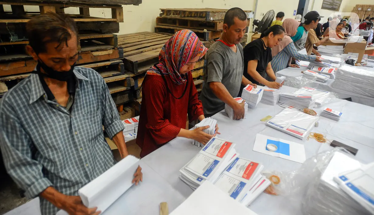 Seluruh logistik Pemilu 2024 yang telah diterima KPU Kota Tangerang Selatan saat ini disimpan di dua gudang dan dijaga oleh petugas keamanan dibantu tambahan personel dari pihak kepolisian. (merdeka.com/Arie Basuki)