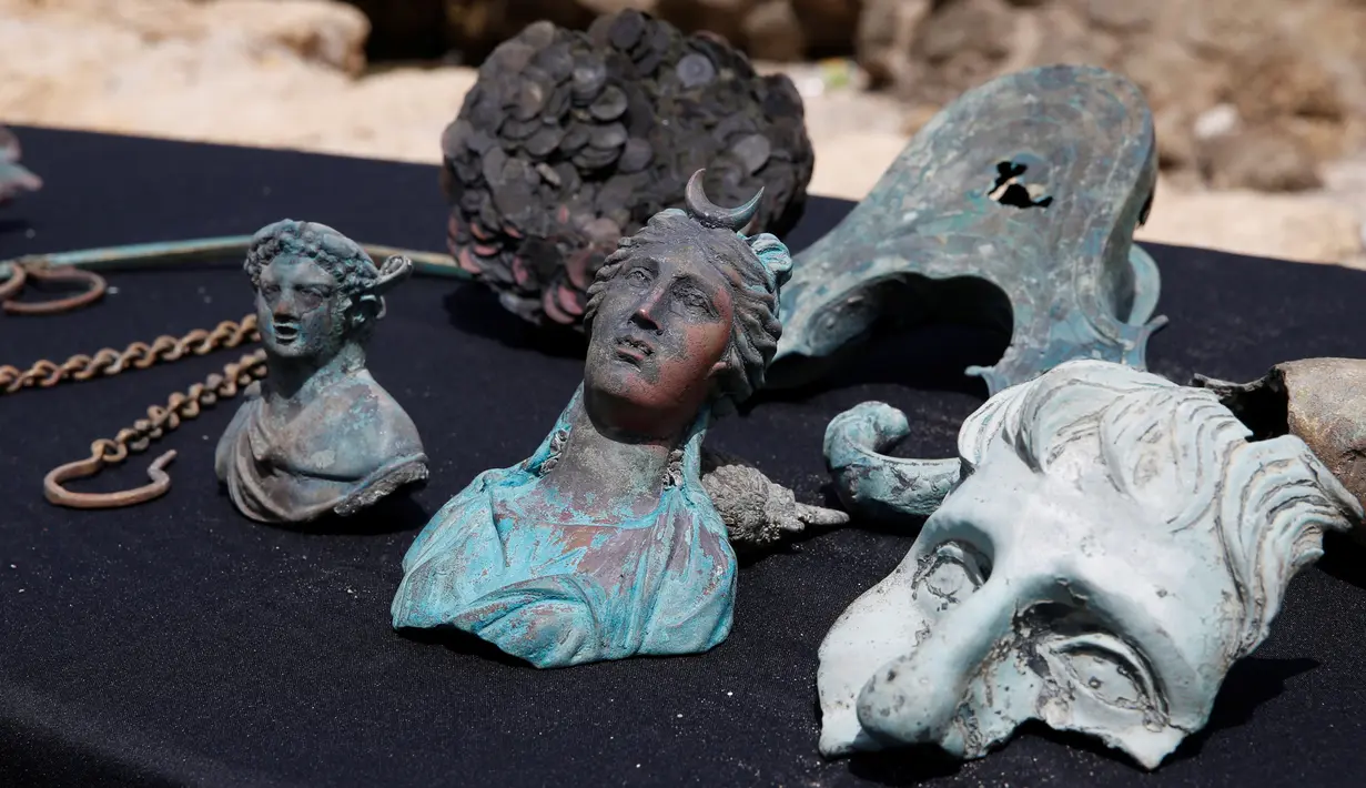 Barang-barang yang ditemukan Israel Antiquities Authority ( IAA ) disebuah kapal yang karam di pelabuhan kuno dari Taman Nasional Caesarea, Israel, 16 Mei 2016.Diperkirakan kapal itu berusia 1600 tahun. (REUTERS / Baz Ratner)