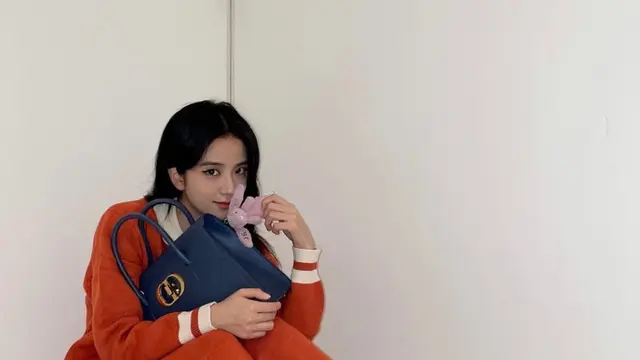 Jisoo Blackpink pakai Bag Charm Jellycat .  [@sooyaaa__]