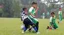 Seorang kontestan MILO Road to Barcelona menghalau bola dari lawannya pada laga latih tanding di International School Clubs of Indonesia, Cirendeu, (15/7/2017). (Bola.com/Nicklas Hanoatubun)