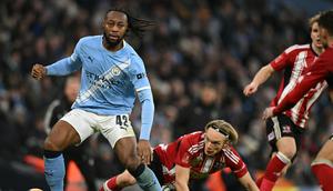 Pemain Man City, Antoine Semenyo, mencoba lepas dari penjagaan para pemain Exeter City pada lanjutan Piala FA, Sabtu malam WIB (10/1/2026). (Oli SCARFF / AFP)