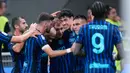 Pemain Inter Milan merayakan gol yang dicetak oleh Alessandro Bastoni ke gawang Torino pada laga pekan perdana liga Italia di Stadion Giuseppe Meazza, Selasa (26/8/2025) dini hari WIB. (AP Photo/Luca Bruno)