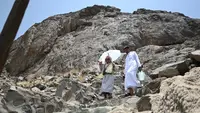 Di dalam Gua Hira, tepatnya pada malam Nuzulul Quran, Nabi Muhammad SAW menerima wahyu berupa lima ayat pertama Surat Al Alaq yang menyampaikan perintah untuk membaca. (Sajjad HUSSAIN/AFP)