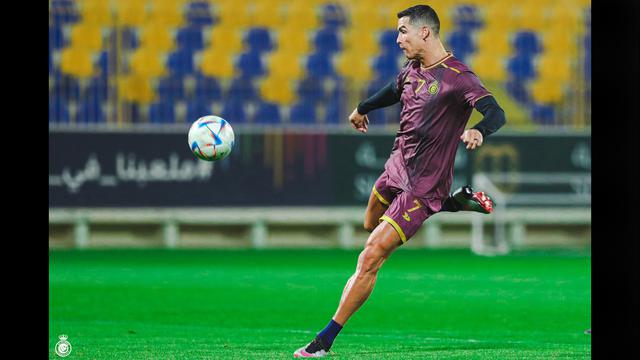 Foto: Cristiano Ronaldo Pamer Senyum dan Tendangan Keras Lalu Siu saat Latihan Bersama Al Nassrq